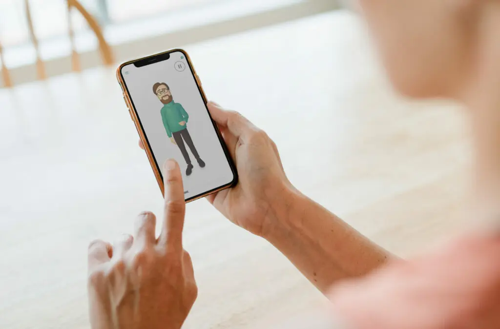 Eine Frau schaut auf ihre somnio-App, in der der Schlafcoach Albert zu sehen ist.