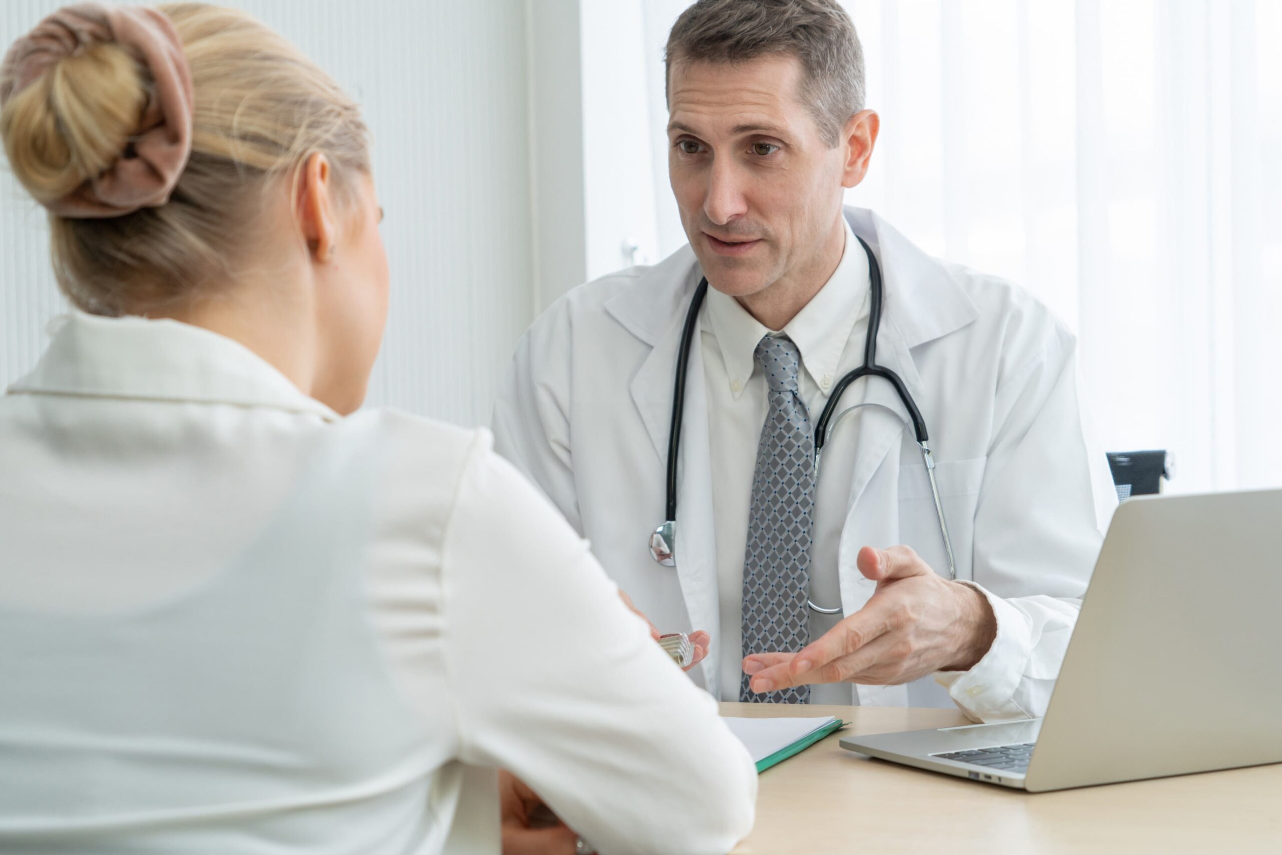 Arzt spricht mit Patientin