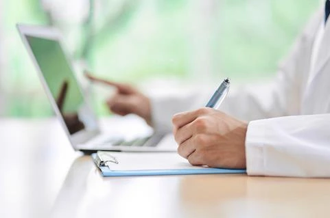 Auswertung von Studienergebnissen am Laptop – symbolisiert den wissenschaftlichen Nachweis der Wirksamkeit von somnio bei Insomnie und Depression.